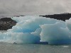 Grote stukken ijs op het water